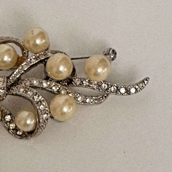 Vintage Pearl Brooch Silvertone with Rhinestones 2.25 Inches - Elegant Floral De - Picture 4 of 6